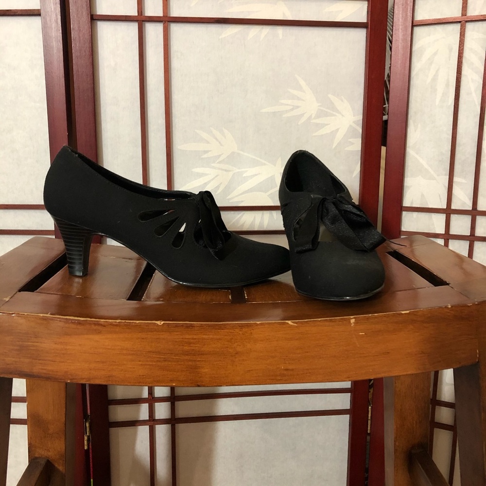 Ann Marino Black Heels with a Bow